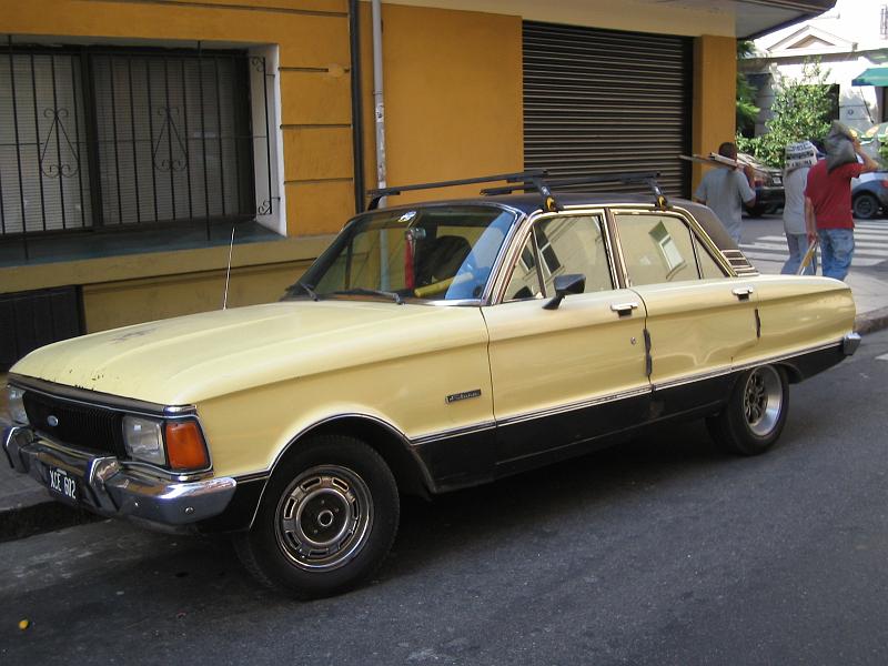 img_3489.jpg - Ford Falcon: l'ho fotografata perche' per quanto non sappia se era questo il modello, e' stata comunque uno dei simboli della dittatura argentina. Le squadre usavano spesso le Ford Falcon.